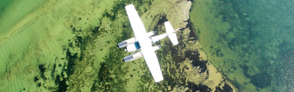 Wasserflugzeug über der Halbinsel Holnis