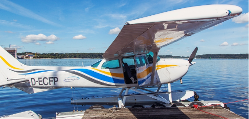 Wasserflugzeug am Steg vor dem Rundflug im Wasserflugzeug