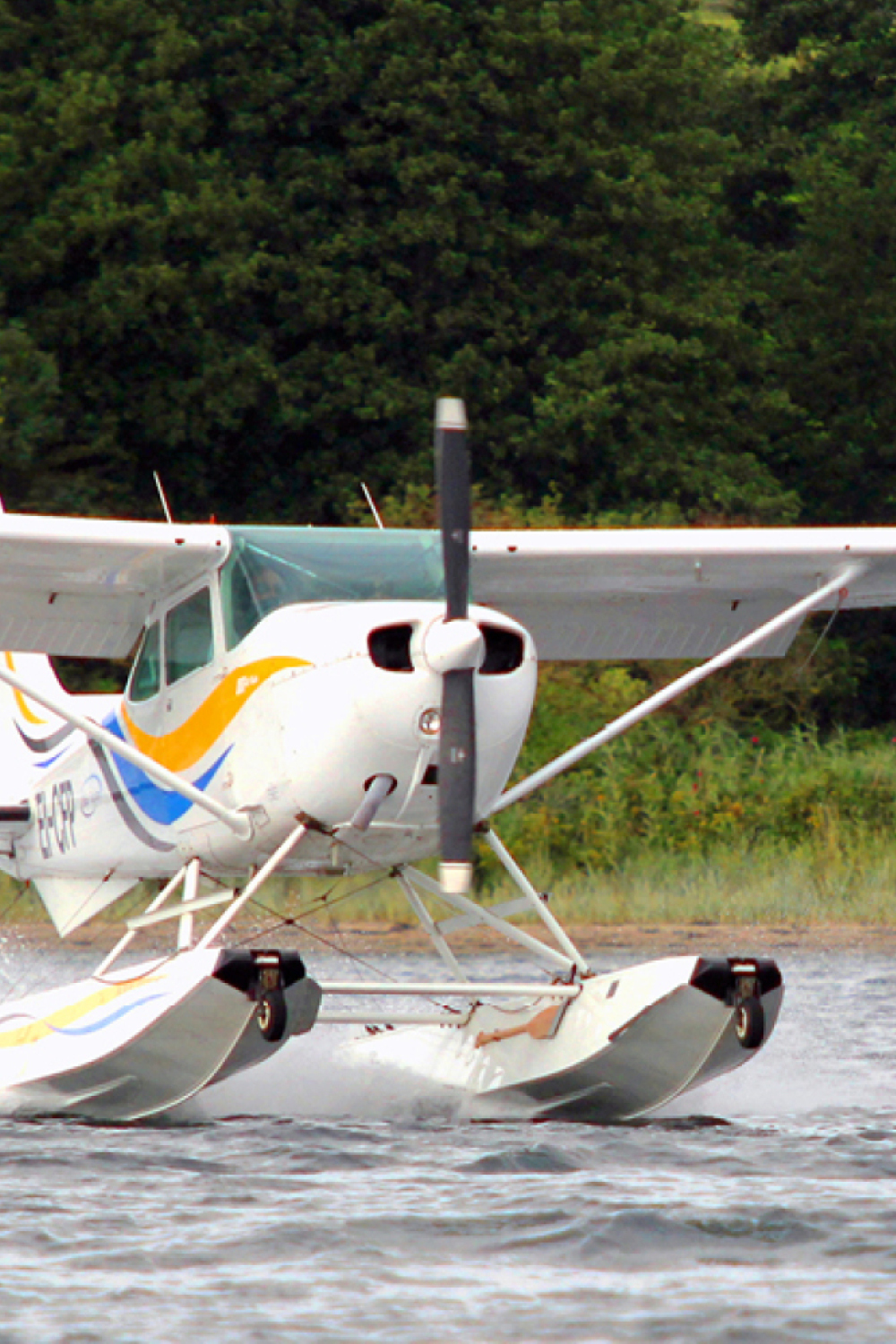 Cessna 172P Amphibian on WipAir 2350 Floats