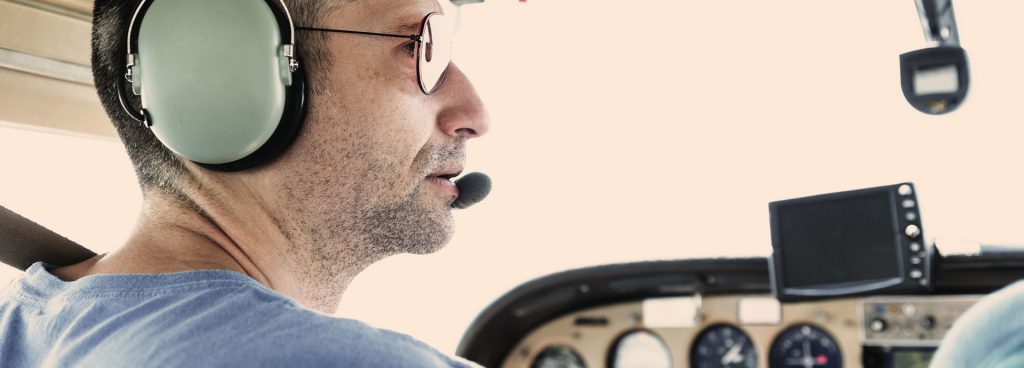 Pilot im Cockpit