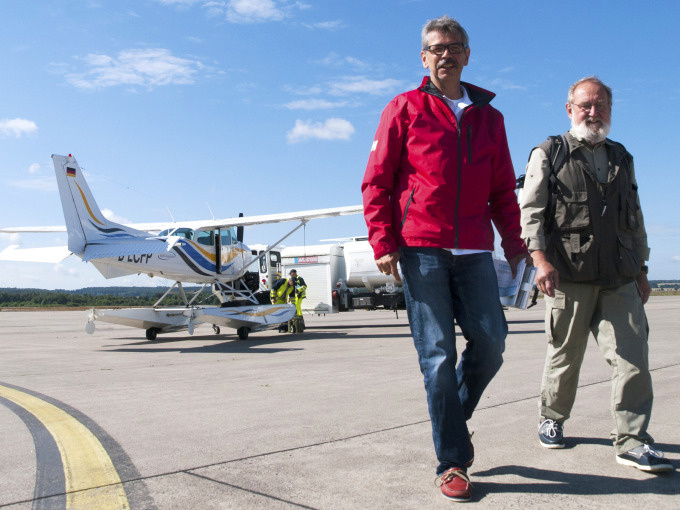Wasserlfugpiloten vor dem Wasserflugzeug auf dem Rollfeld