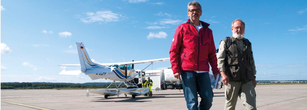 Fluglehrer auf dem Rollfeld. Hintergrund Wasserflugzeug.