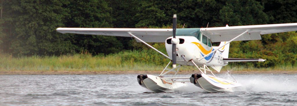 Wasserflugzeug startet beim Schnupperflug auf dem Wasser.