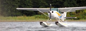Wasserflugzeug startet beim Schnupperflug auf dem Wasser.