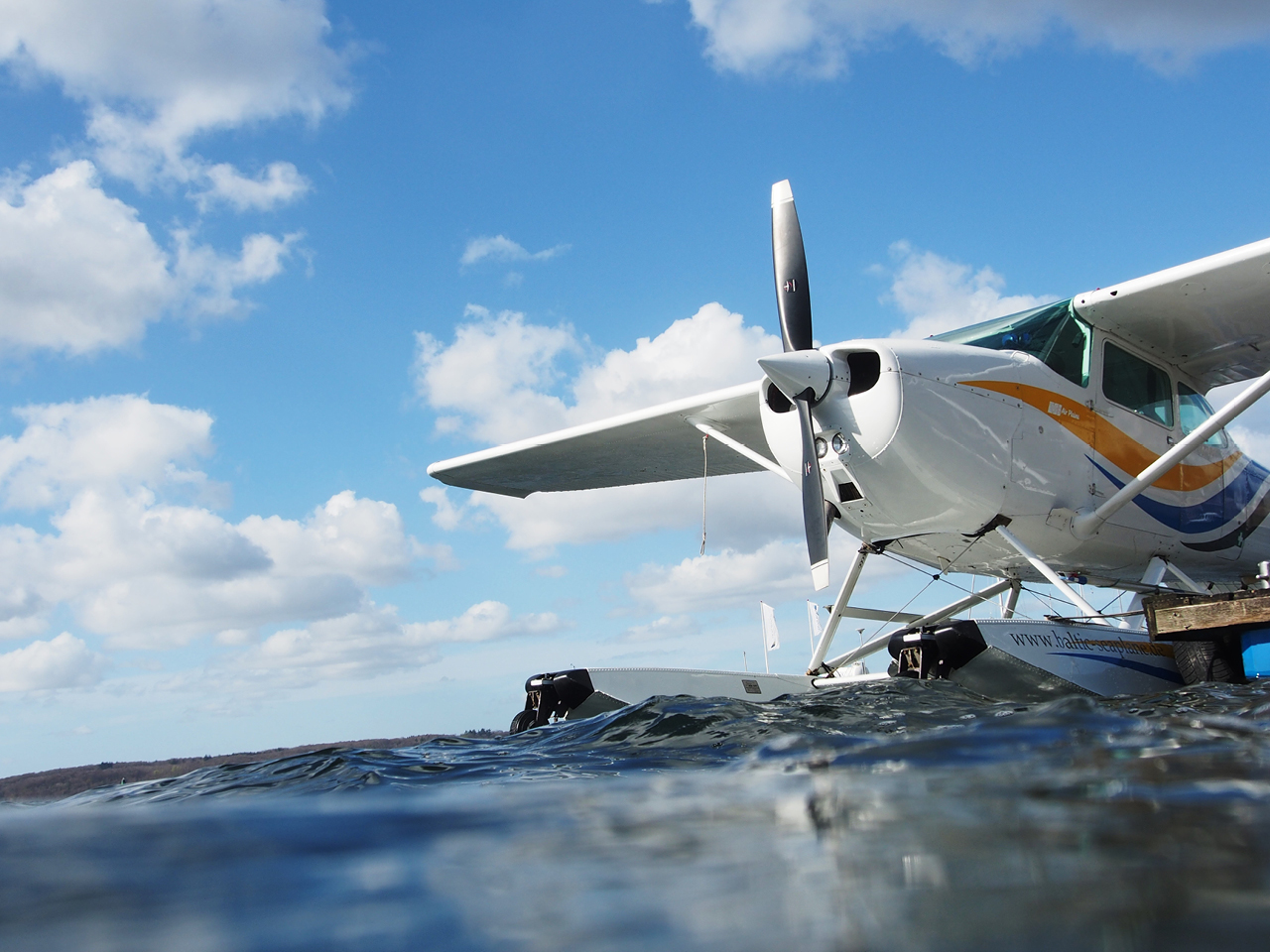 Wasserflugzeug auf dem Wasser am Steg