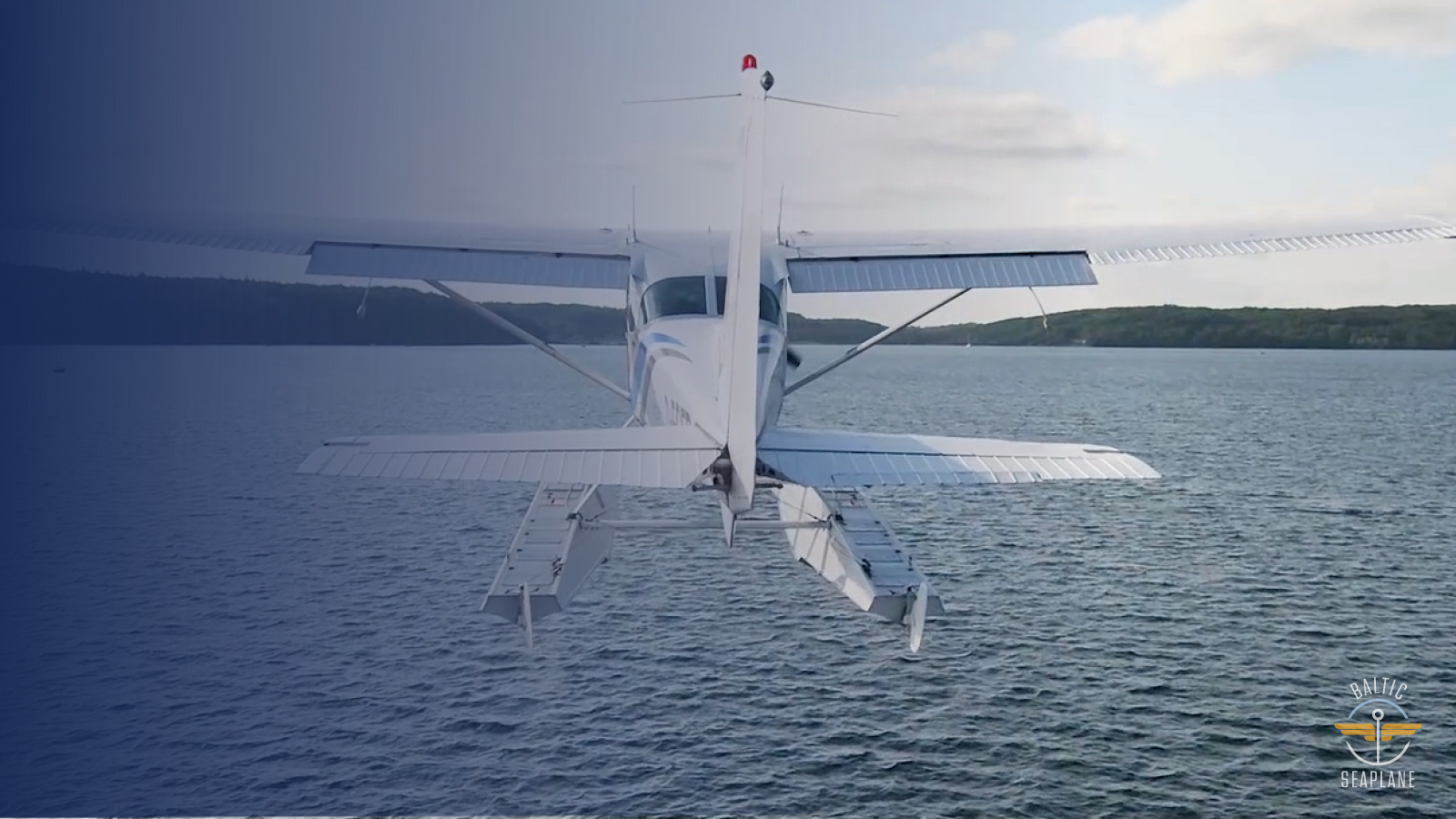 Wasserflugzeug im Flug von hinten.