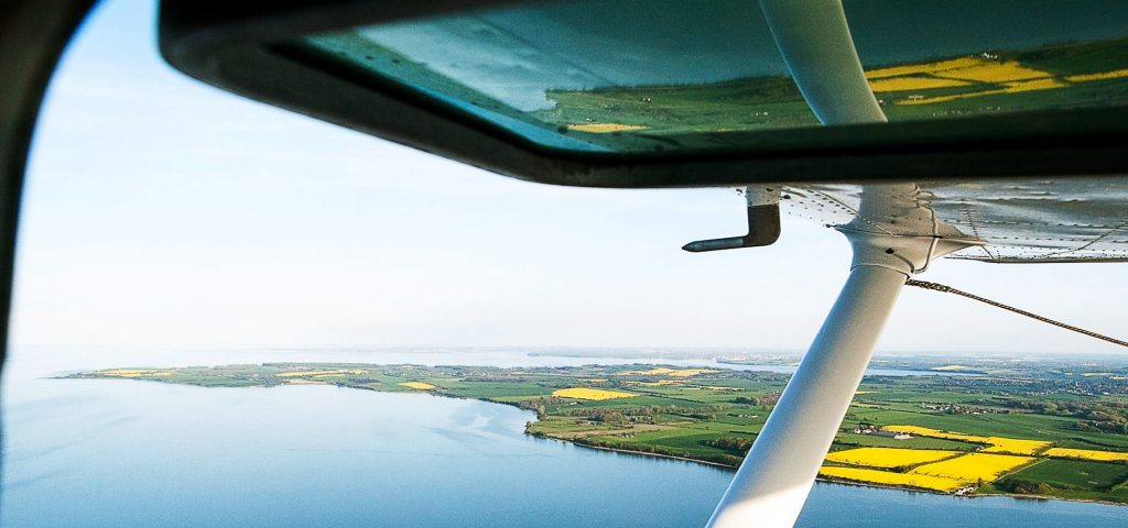 Blick aus dem Wasserflugzeug beim Rundflug über Flensburg während der Rapsblüte