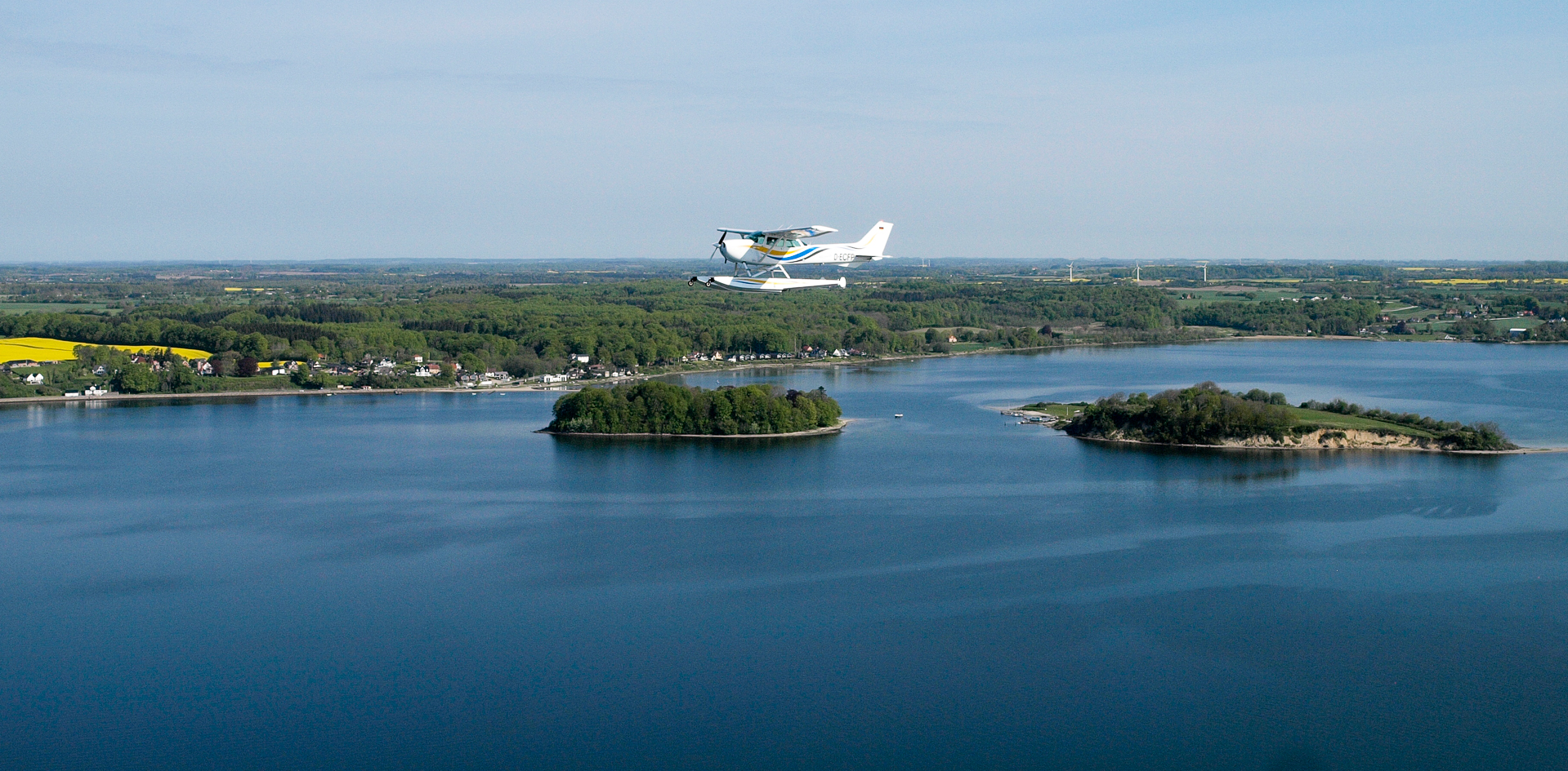 Das Wasserflugzeug beim Rundflug über die Flensburger Förde auf Höhe der dänischen Ochseninseln
