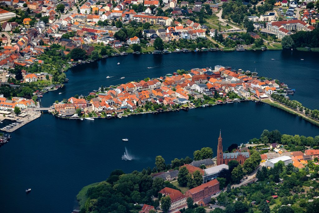 Luftbild der Inselstadt Malchow beim Rundflug Müritz Sail mit dem Wasserflugzeug