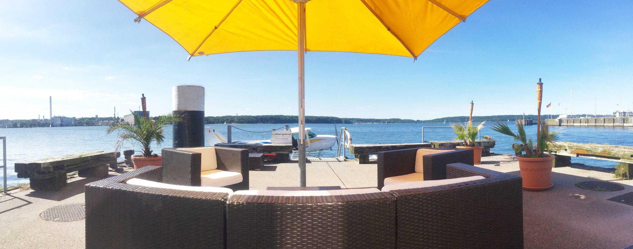 Das Wasserflugzeug vor dem Rundflug am Steg der Wasserflugstation Flensburg