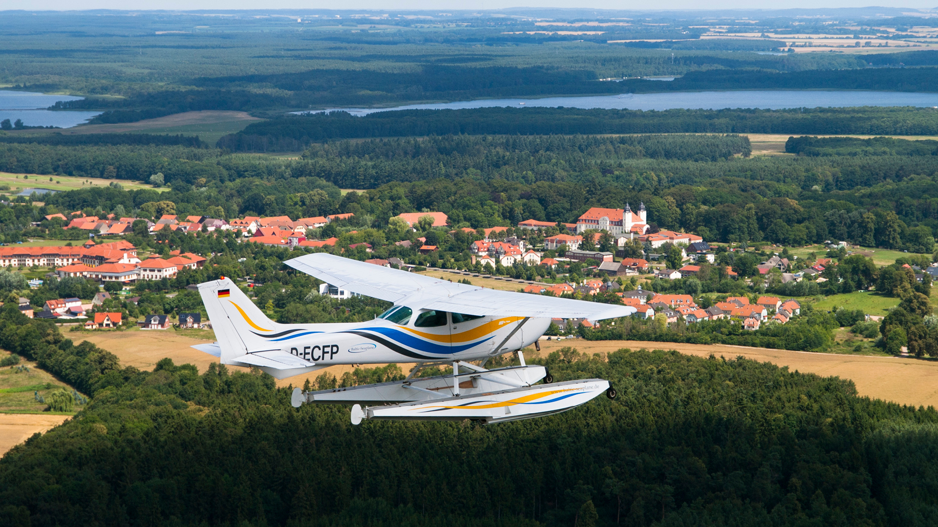 Wasserflugzeug beim Rundflug zur Müritz Sail über Schloss Fleesensee
